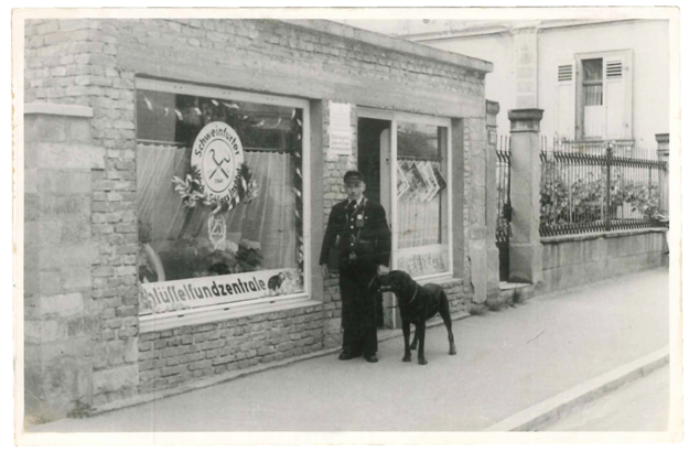 Historisches Foto eines JANUS Mitarbeiters mit Diensttier in den 1950er Jahren